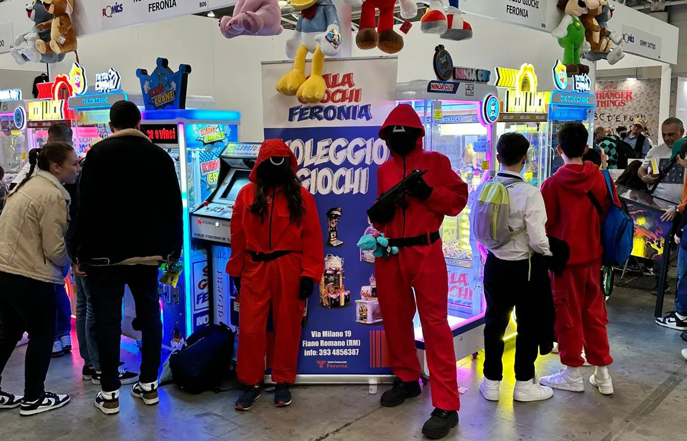 Folla di visitatori in costume a una fiera del fumetto in Italia