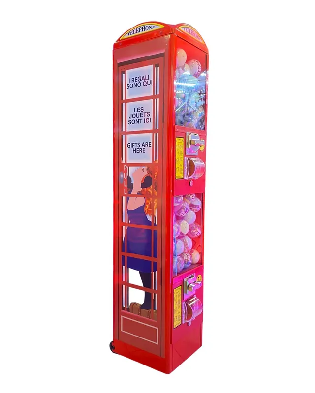 Cabina telefonica rossa portapremi con la scritta i regali sono qui