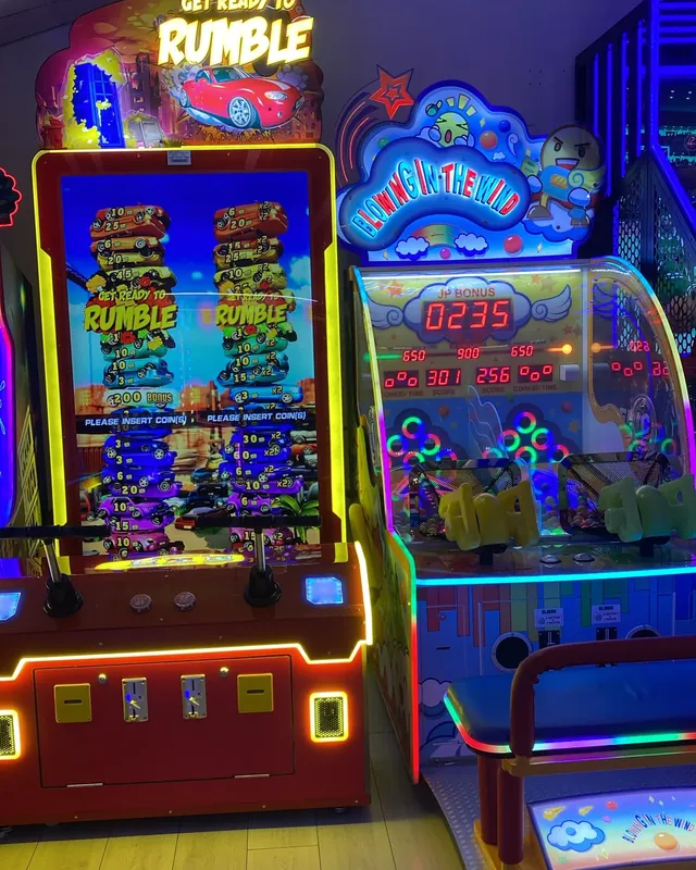 Fila di macchine arcade da canestro con luci al neon