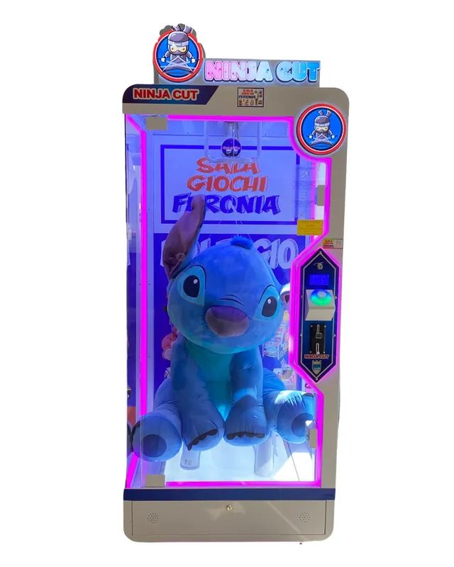 Macchina Ninja Cut con un peluche di Stitch appeso, nella sala di Fiano Romano