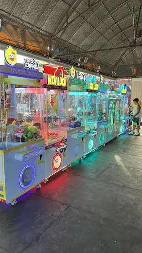 Le macchine dello stand accese, viste di lato in un padiglione fieristico