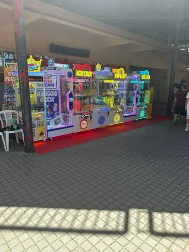 Fila lunga di macchine allestite lungo la corsia di una manifestazione