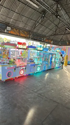 Lo stand visto in prospettiva dentro il padiglione