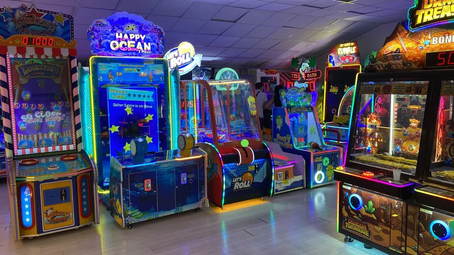 L'interno della sala giochi con le macchine allineate e accese