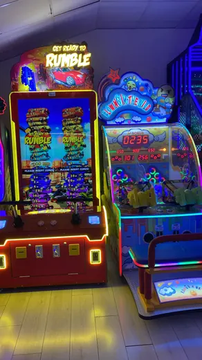 La macchina Rumble accanto a un gioco a premi, dentro la sala