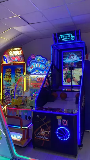 Il canestro elettronico accanto alla macchina Rumble