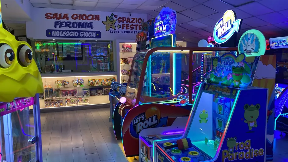 La sala sotto l'insegna Sala Giochi Feronia, Spazio Feste e Noleggio Giochi