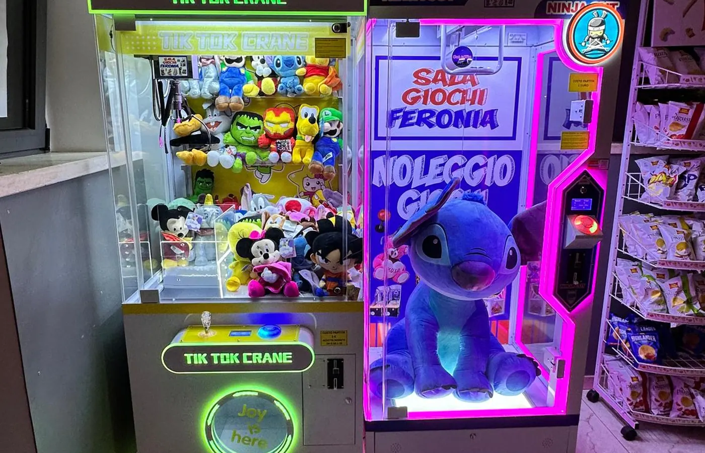 Peluche colorati dentro una macchina a premi