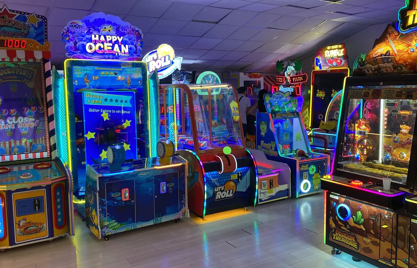 Interno della sala giochi con le macchine illuminate