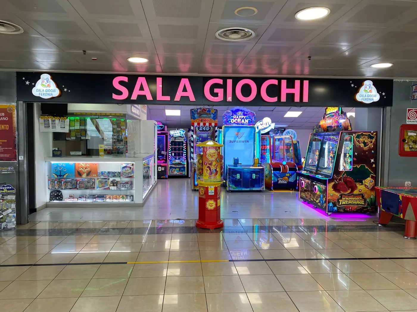 Interno della sala giochi con macchine illuminate
